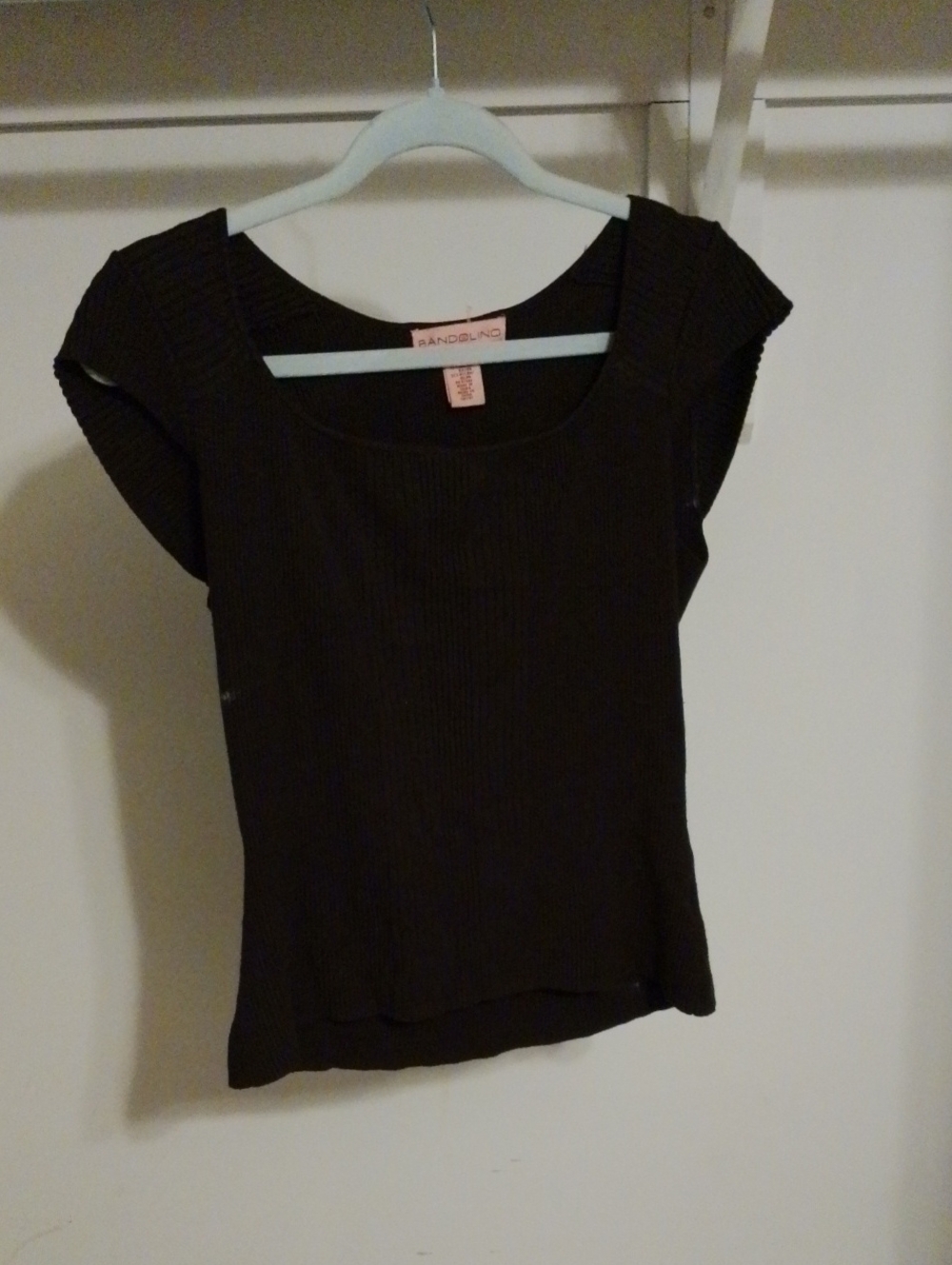 Bandolino Women's brown ribbed, scoop neck, short sleeve top.